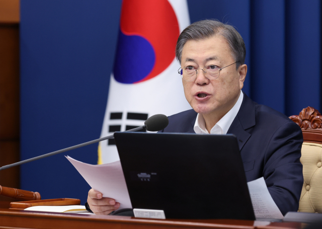 문재인 대통령이 8일 오전 청와대 여민관에서 열린 영상 국무회의에서 발언하고 있다 . 연합뉴스