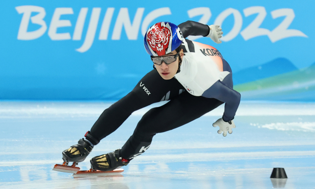 한국 쇼트트랙 대표팀 황대헌이 2022 베이징 동계올림픽 개막 사흘째인 7일 오후 중국 베이징 캐피탈 실내 경기장에서 열린 쇼트트랙 남자 1,000m 준결승 1조 경기에서 레이스를 펼치고 있다. 황대헌은 중국 선수들을 인코스로 추월하는 과정이 반칙으로 선언돼 실격처리됐다. 이에 굴하지 않고 황대헌은 9일 쇼트트랙 남자 1,500m에 나선다. 연합뉴스