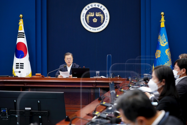 문재인 대통령이 8일 오전 청와대 여민관에서 열린 영상 국무회의에 참석해 발언하고 있다. 2022.02.08. 청와대 제공