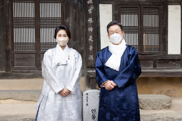 더불어민주당 이재명 대선 후보가 부인 김혜경 씨와 함께 설 명절인 1일 경북 안동시 안동 김씨 화수회를 방문, 기념촬영을 하고 있다. 연합뉴스