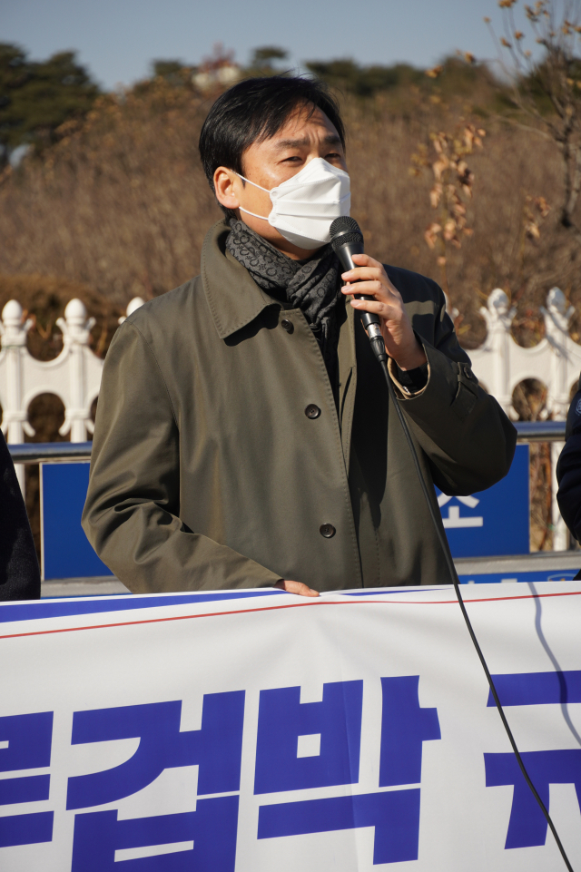 전국언론노동조합과 방송기자연합회 등 6개 언론단체가 8일 서울 여의도 국회 앞에서