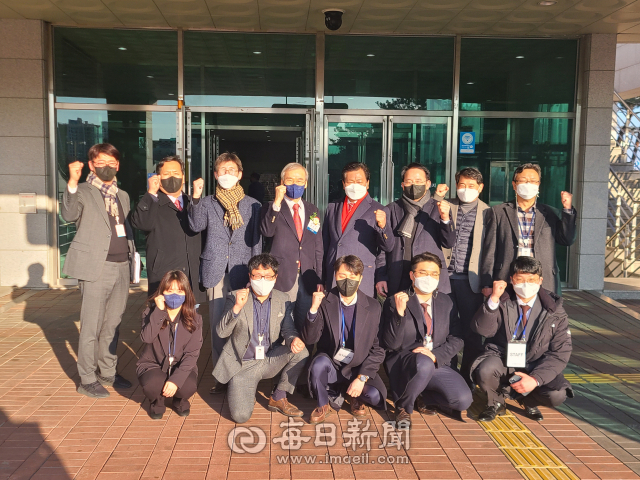 한진관 경북바이오산업연구원장 등 관계자들이 8일 경북 안동문화예술의전당에서 비전 선포식을 마친 뒤 파이팅 포즈를 취하고 있다. 김영진 기자