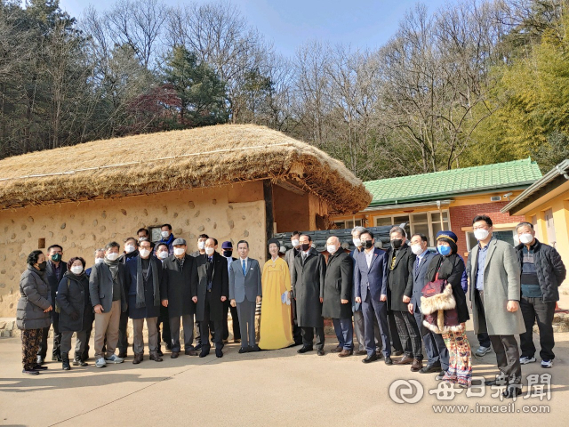 더불어민주당 선대위 대구경북미래발전위원회가 8일 경북 구미 박정희 전 대통령 생가를 찾아 참배했다. 민주당 제공