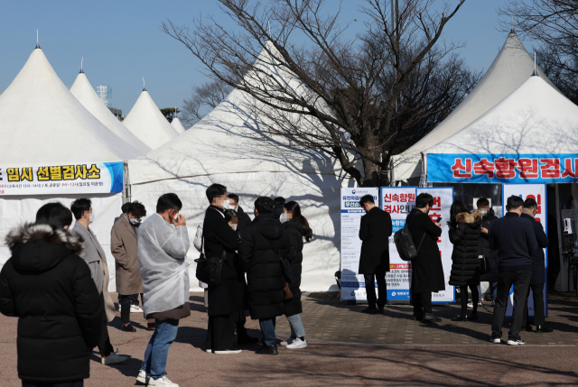 코로나19 신규 확진자가 나흘째 3만명대를 기록한 8일 오후 여의도공원 선별검사소에 시민들이 검사를 받기 위해 기다리고 있다. 연합뉴스