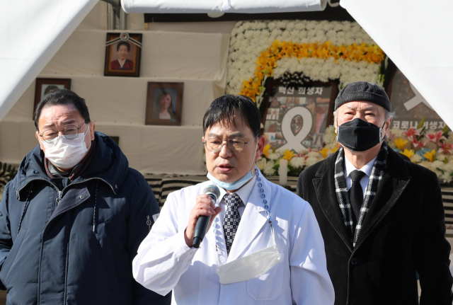 4일 오전 서울시의회 인근 설치된 코로나재난 국민합동분향소에서 코로나19진상규명시민연대 관계자 등이 코로나19 사망자·백신 접종 사망자 추모 및 정부 규탄 기자회견을 하고 있다. 연합뉴스