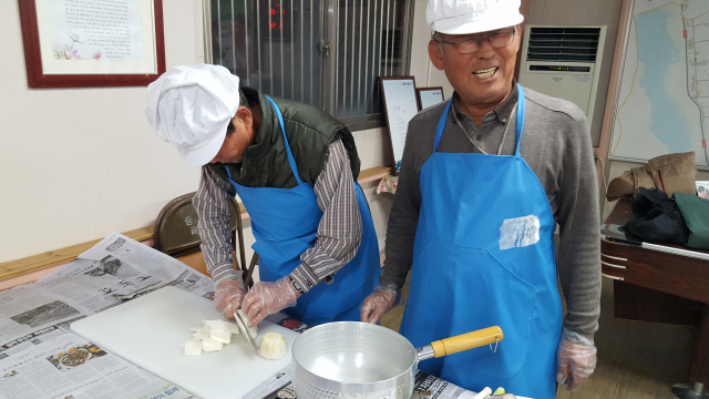 마을사람들과 즐거운 한 때를 보내고 있는 고 김갑도