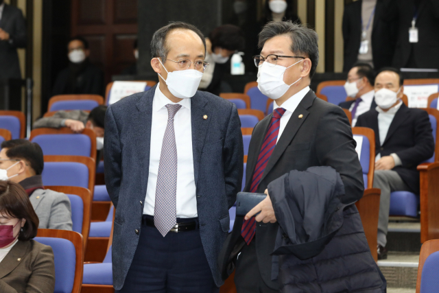 국민의힘 추경호 원내수석부대표(왼쪽)와 이양수 선거대책본부 수석대변인. 연합뉴스