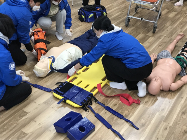 경북도립대 응급구조과 학생들이 응급구조 실습 수업을 받고 있다. 경북도립대 제공