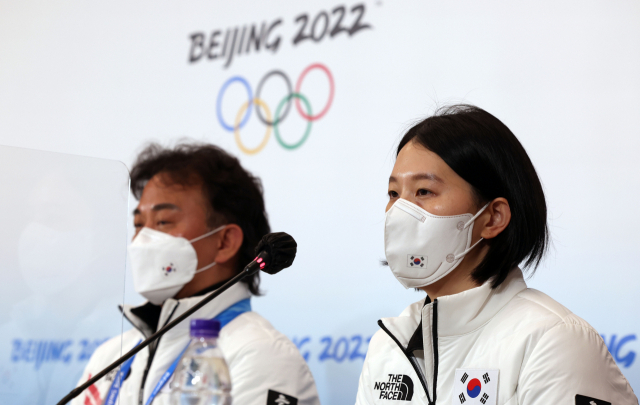 8일 중국 베이징 메인미디어센터(MMC)에서 열린 대한민국 선수단 베이징 동계올림픽 긴급 기자회견에서 이소희 쇼트트랙 대표팀 코치 겸 비디오 전력분석 담당이 쇼트트랙 판정 문제와 관련해 발언하고 있다. 연합뉴스