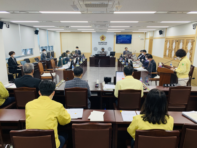 14일 오후 경북도의회 행정보건복지위원회에서 코로나 19 검사에 따른 진료비 지원 조례안에 대해 심의하고 있다. 경북도의회 제공