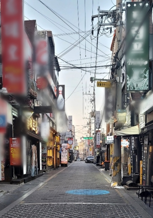 8일 저녁 시간대에 찾은 경북대 북문 근처의 거리가 한산하다. 거리두기와 편파 판정 논란으로