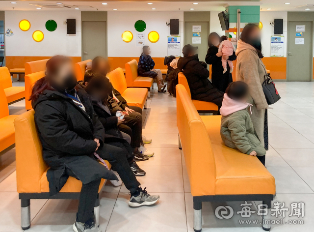 9일 오전 대구 시내 한 호흡기전담클리닉이 진료와 신속항원검사 등을 기다리는 시민들로 붐비고 있다. 우태욱 기자 woo@imaeil.com