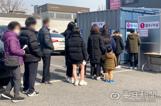 9일 오전 대구 시내 한 호흡기 진료 지정 의료기관 주차장에 마련된 선별진료소에서 시민들이 코로나19 진단검사를 받기 위해 차례를 기다리고 있다. 매일신문 DB