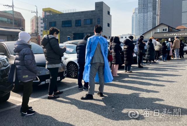 9일 오전 대구 시내 한 호흡기 진료 지정 의료기관 주차장에 마련된 선별진료소에서 시민들이 코로나19 진단검사를 받기 위해 차례를 기다리고 있다. 우태욱 기자 woo@imaeil.com