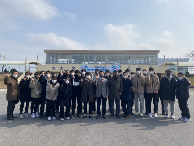 김하영 경북도체육회장이 9일 제주도에서 동계전지훈련 중인 경북 육상팀을 방문해 응원을 전했다. 경북체육회 제공