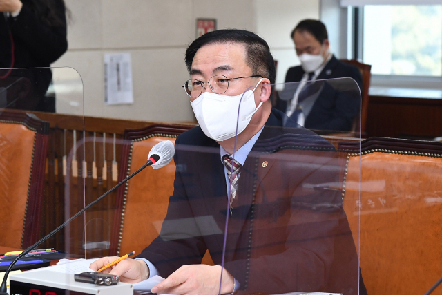 김세환 중앙선거관리위원회 사무총장이 9일 서울 여의도 국회에서 열린 행정안전위원회 전체회의에서 의원들의 질의에 답변하고 있다. 연합뉴스