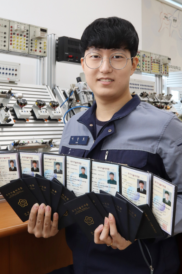 국가기술자격증 19개를 취득한 구미대 기계자동차공학부 2학년 이강호(24) 학생이 학부 실습실에서 자신이 취득한 국가기술자격증을 들어 보이고 있다. 구미대 제공