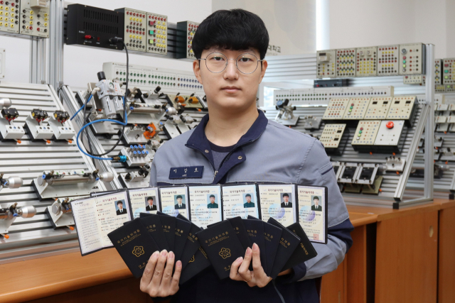 국가기술자격증 19개를 취득한 구미대 기계자동차공학부 2학년 이강호(24) 학생이 학부 실습실에서 자신이 취득한 국가기술자격증을 들어 보이고 있다. 구미대 제공