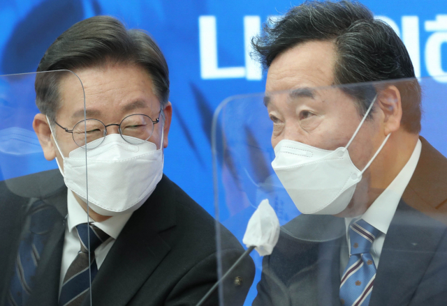 더불어민주당 이재명 대선 후보와 이낙연 총괄선대위원장이 9일 오전 서울 여의도 당사에서 열린 중앙선거대책위원회 회의에서 대화하고 있다. 연합뉴스