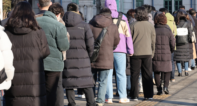 9일 아침 서울역 선별진료소에서 시민들이 검사 시작을 기다리고 있다. 중앙방역대책본부는 이날 0시 기준 확진자가 4만9천567명이라고 밝혔다. 연합뉴스