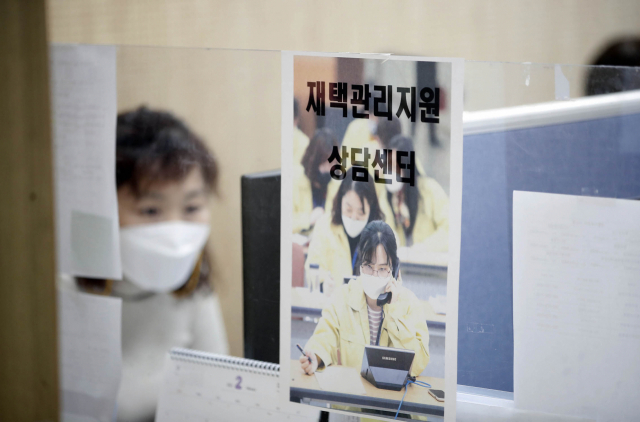 코로나19 재택치료 모니터링 체계 개편 하루 전날일 9일 오후 광주 북구 보건소 재택관리지원 상담센터에서 직원들이 보건소에서 관리할 일반관리군 모니터링을 위해 분주하게 움직이고 있다. 연합뉴스