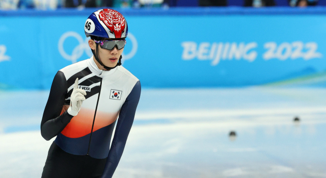 한국 쇼트트랙 대표팀 이준서가 9일 오후 중국 베이징 캐피털 실내 경기장에서 열린 2022 베이징 동계올림픽 쇼트트랙 남자 1500m 준준결승 2조 경기에서 조 1위로 준결승에 진출하고 있다. 연합뉴스