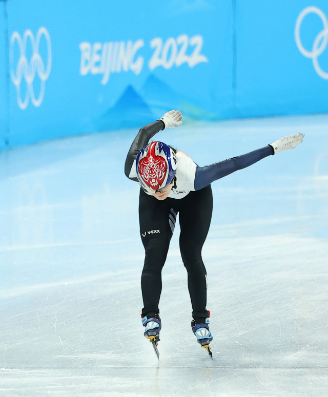 한국 쇼트트랙 대표팀 이유빈이 9일 오후 중국 베이징 캐피털 실내 경기장에서 열린 2022 베이징 동계올림픽 쇼트트랙 여자 1000m 예선 5조 경기에서 2위로 결승선을 통과하고 있다. 연합뉴스