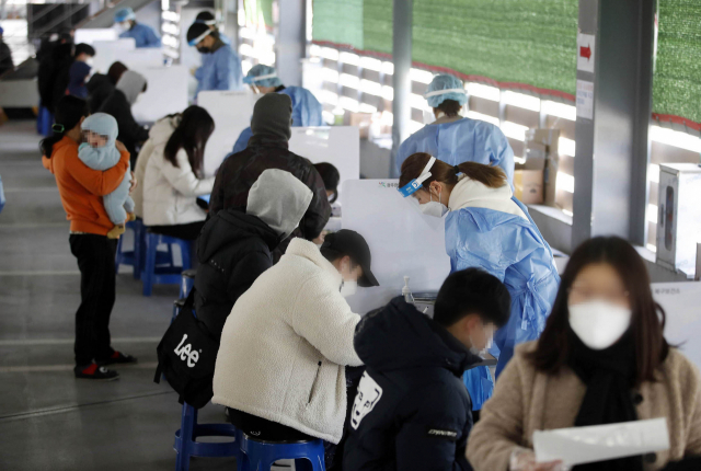 9일 광주 북구선별진료소에서 시민들이 의료진의 안내를 받으며 코로나19 신속항원검사를 하고 있다. 연합뉴스