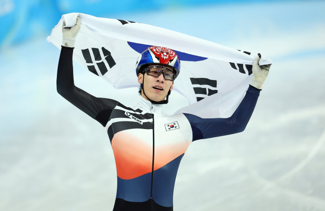 한국 쇼트트랙 대표팀 황대헌이 9일 오후 중국 베이징 캐피털 실내 경기장에서 열린 2022 베이징 동계올림픽 쇼트트랙 남자 1500m 결승에서 금메달을 획득한 후 기뻐하고 있다. 연합뉴스