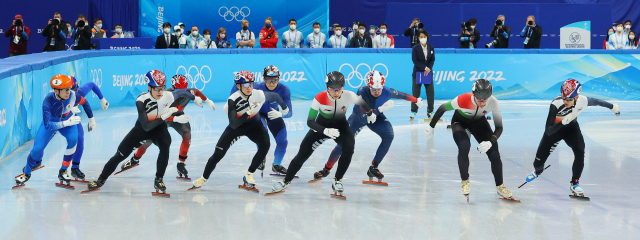 한국 쇼트트랙 대표팀 황대헌, 이준서, 박장혁이 9일 오후 중국 베이징 캐피털 실내 경기장에서 열린 2022 베이징 동계올림픽 쇼트트랙 남자 1500m 결승전에서 힘차게 출발하고 있다. 연합뉴스