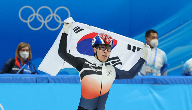 한국 쇼트트랙 대표팀 황대헌이 9일 오후 중국 베이징 캐피털 실내 경기장에서 열린 2022 베이징 동계올림픽 쇼트트랙 남자 1500m 결승에서 금메달을 획득한 후 기뻐하고 있다. 연합뉴스