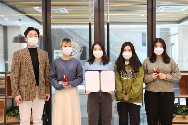 습윤 밴드용 조성물을 개발해 특허를 출원한 영남이공대의 이종민 지도교수와 이유미, 이진희, 김미량, 김유진 씨(왼쪽부터). 영남이공대 제공