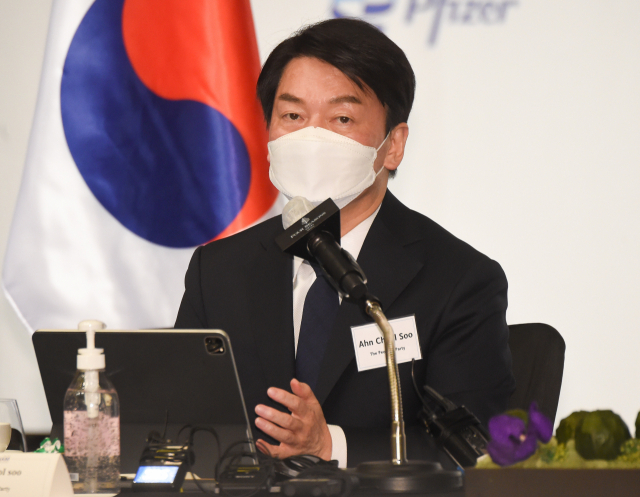 국민의당 안철수 대선 후보가 9일 오후 서울 여의도 콘래드호텔에서 열린 주한미국상공회의소(암참·AMCHAM) 초청 특별 간담회에서 발언하고 있다. 연합뉴스