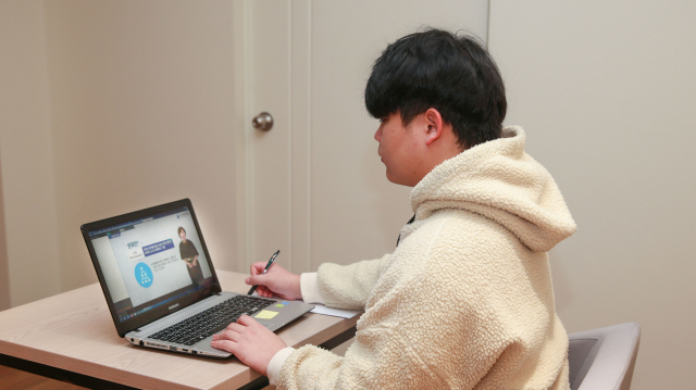 대구가톨릭대가 예비 신입생을 대상으로 마련한 SW교육 프로그램을 듣는 모습. 대구가톨릭대 제공