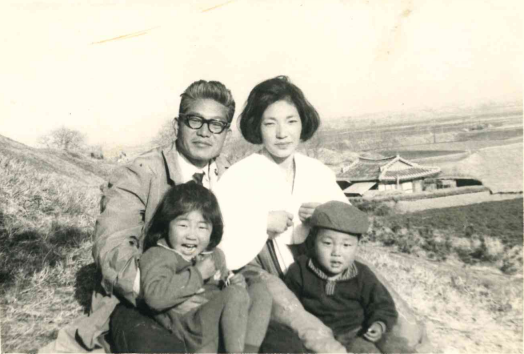 필자가 6세 때 추석 성묘 가서 찍은 가족사진, 왼쪽 위가 아버지 고 최재철 씨, 왼쪽 아래가 최은영 씨. 가족 제공.