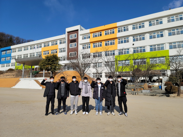 대구 영남공업고등학교는 2022년도 졸업생 중 삼성그룹 계열사에만 총 7명의 합격생을 배출했다. 왼쪽부터 송영훈 산학협력부장, 이승훈, 이승훈, 송우석, 이수진, 이형민, 한승헌 학생. 대구시교육청 제공
