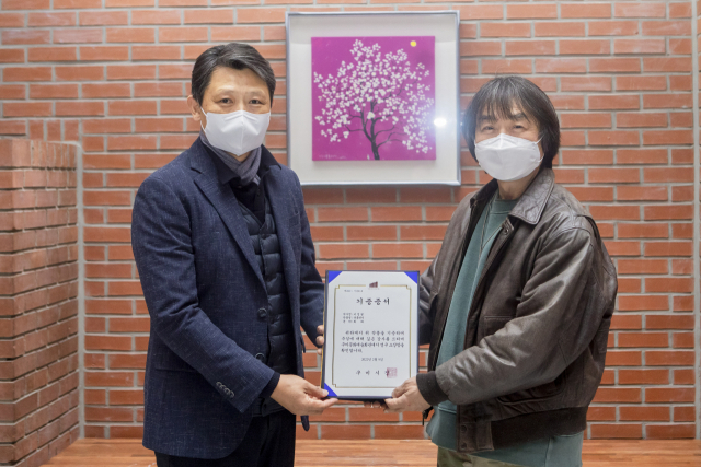 이영철(사진 오른쪽) 작가가 경북 구미문화예술회관에 작품을 기증했다. 구미문화예술회관 제공
