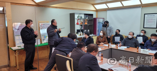 산자부와 경북도, 경산시 관계자, 경북도·경산시 의원, 패션산업테크 입주기업 관계자 등이 지난달 9일 ㈜케이피씨엠에서 간담회를 하고 있다.매일신문 DB