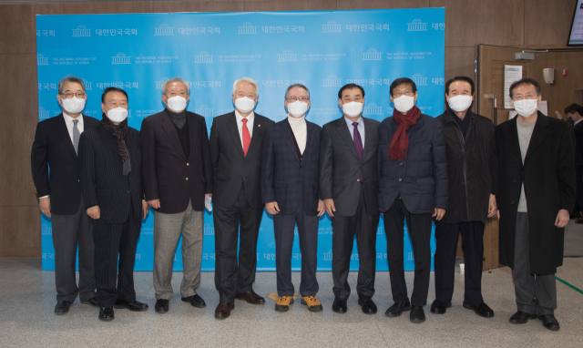 정의화(왼쪽 네번째부터) 김형오 강창희 전 국회의장이 10일 오전 국회 소통관에서 윤석열 후보와 안철수 후보의 단일화를 촉구하는 기자회견을 마친 뒤 기념촬영을 하고 있다. 연합뉴스
