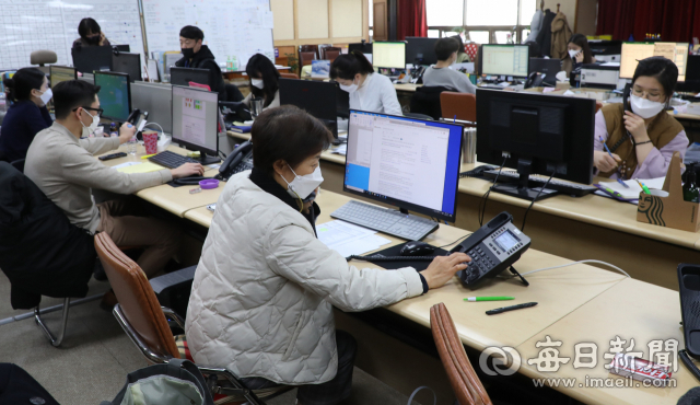 코로나19 재택치료 모니터링 체계 개편일인 10일 오후 대구시청에 마련된 코로나19 재택관리지원 상담센터에서 직원들이 만 60세 이상 등 고위험군을 제외한 
