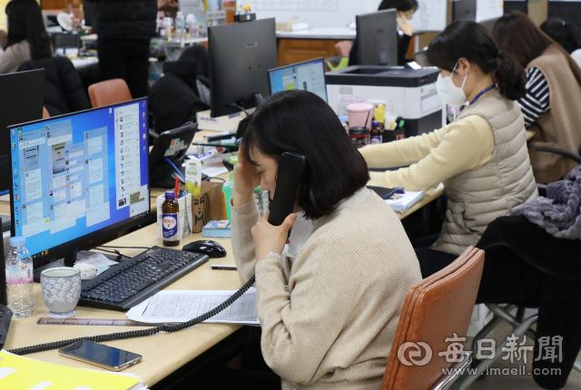 코로나19 재택치료 모니터링 체계 개편일인 10일 오후 대구시 코로나19 재택관리지원 상담센터에서 직원들이 만 60세 이상 등 고위험군을 제외한 일반관리군 재택치료자들을 대상으로 각종 의료상담과 행정 상담 업무를 보고 있다. 대구시는 이날부터 50명의 상담 인력이 3교대로 투입돼 24시간 상담 서비스를 제공한다고 밝혔다. 정운철 기자 woon@imaeil.com