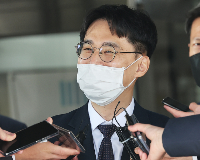 10일 오전 국회 소통관에서 사회 각계각층 주요 인사들이 윤석열, 안철수 후보의 단일화를 촉구하며 3일만에 9000명의 서명이 국민의 뜻임을 증명하고 있다고 주장하고 있다. 연합뉴스