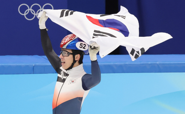 한국 쇼트트랙 대표팀 황대헌이 9일 오후 중국 베이징 캐피털 실내 경기장에서 열린 2022 베이징 동계올림픽 쇼트트랙 남자 1500m 결승에서 금메달을 획득한 후 태극기를 들고 기뻐하고 있다. 연합뉴스