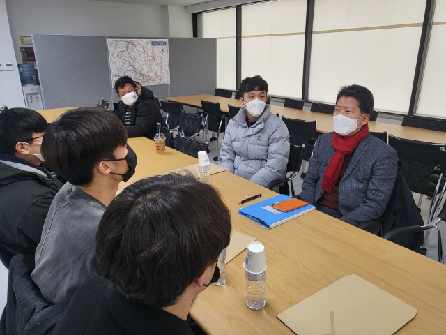 김장호 경북 구미시장 출마예정자는 10일 금오공대 총학생회 회장단을 만나 청년들을 위한 정책개발 등에 대해 논의했다. 김장호 측 제공