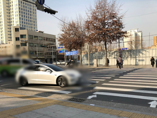 9일 오후 2시쯤 대구 중구 공평네거리에서 한 우회전 차량이 횡단보도 녹색 신호에도 위를 지나고 있다. 김재성 인턴기자