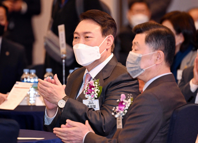 국민의힘 윤석열 대선 후보가 10일 오후 서울시 서초구 The-K호텔 서울에서 열린 재경전라북도민회 신년인사회에 참석해 박수치고 있다. 연합뉴스