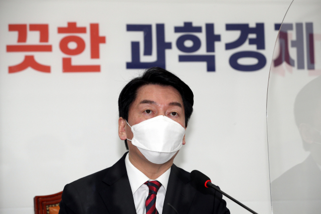 국민의당 안철수 대선 후보가 10일 오전 국회에서 열린 중앙선거대책위원회의에서 발언하고 있다. 연합뉴스