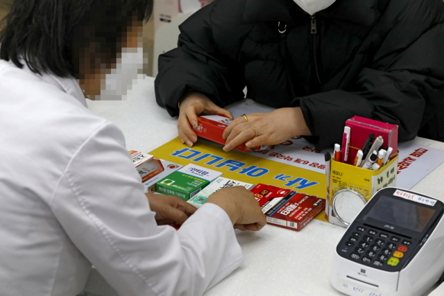 10일 오후 대구 중구 반월당의 한 약국에서 시민들이 코로나19 재택치료에 대비해 상비약에 대한 설명을 듣고 있다. 김영진 기자 kyjmaeil@imaeil.com