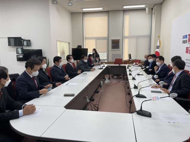 10일 오전 국회 국민의힘 원내대표실에서 김기현 원내대표 및 대구경북 국회의원들과 권영진 대구시장, 이철우 경북도지사 등이 군위의 대구 편입 법안 문제를 논의하기 위한 간담회에서 반대 당사자인 김형동 의원의 참석을 기다리고 있다. 김 의원은 이날 코로나 확진자 접촉으로 자가 진단키트 검사를 한 후 집에서 검사 결과를 기다린다고 알린 후 불참했다. 김병훈 기자