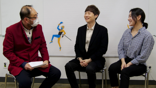 야수와 인터뷰를 진행중인 뮤지컬 배우 김태윤(가운데), 백수민.TV매일신문